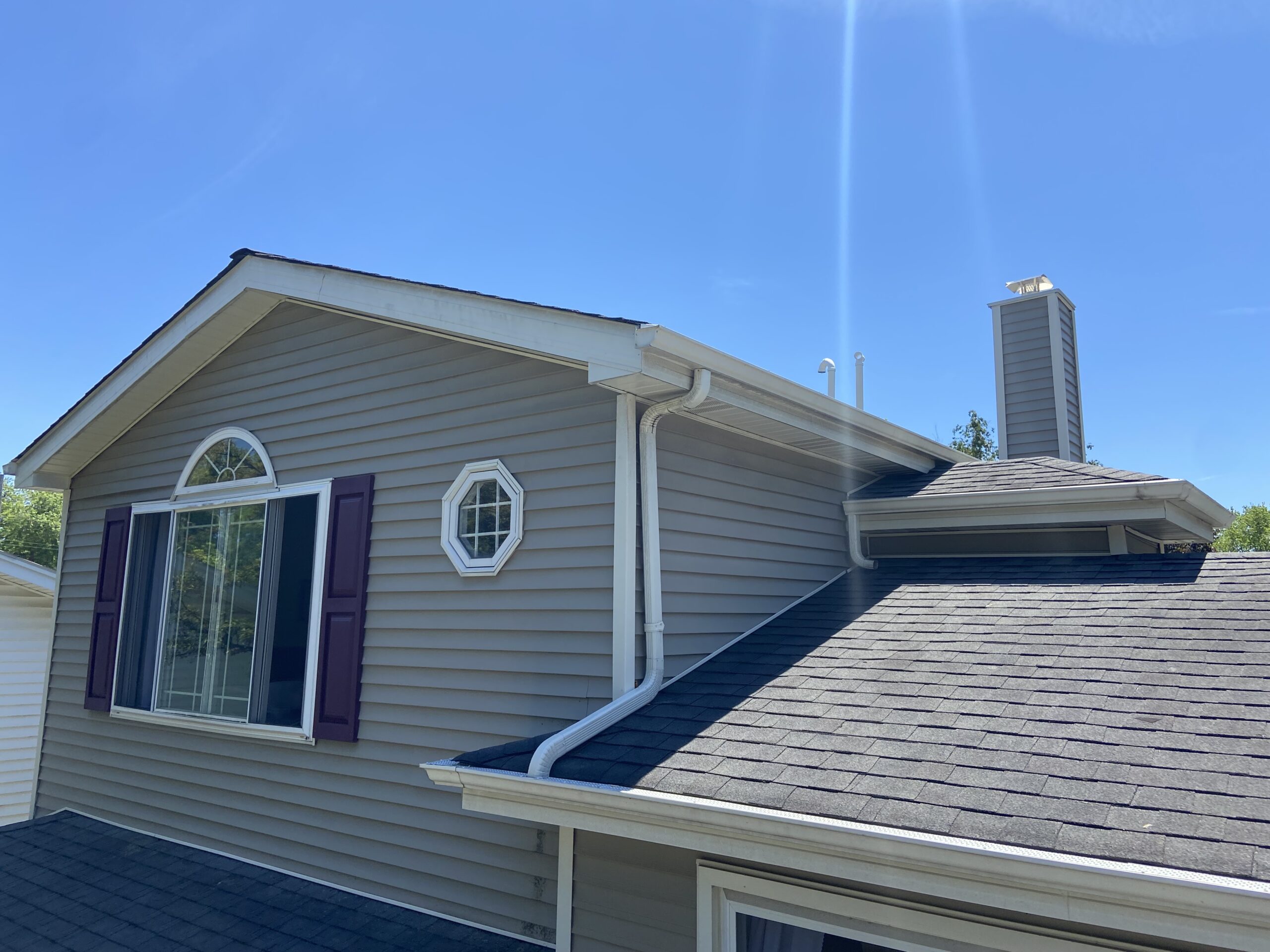 Roman Roofing team installing asphalt shingle roof in Illinois