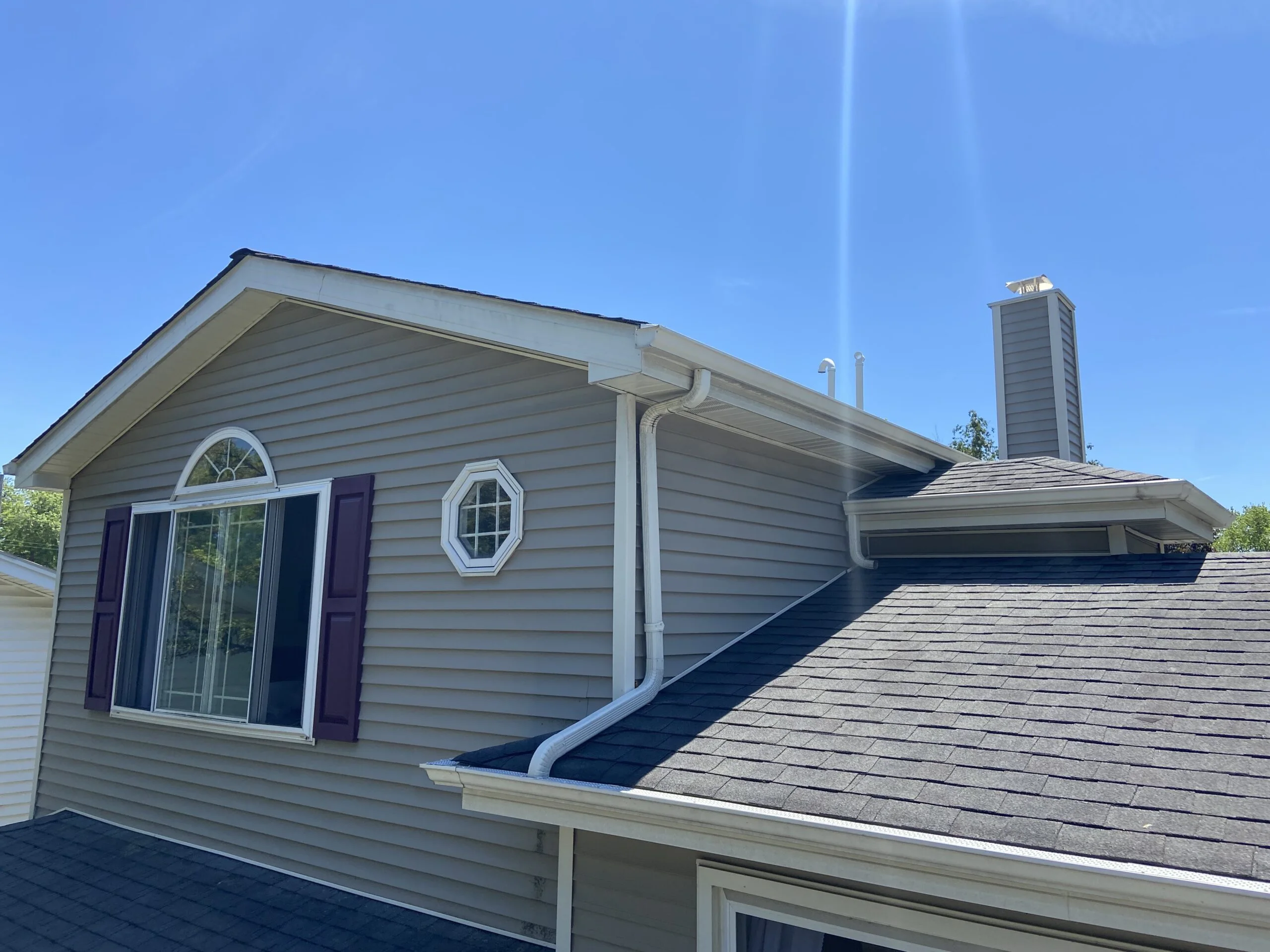 Roman Roofing team installing asphalt shingle roof in Illinois